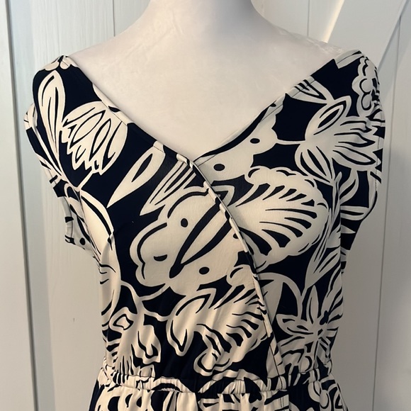 BNWT Talbots dress size Med Petite. Such a flattering cut! - Picture 2 of 10